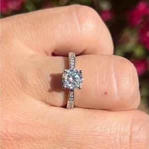 925 sterling silver ring with 1 ct moissante center stone.